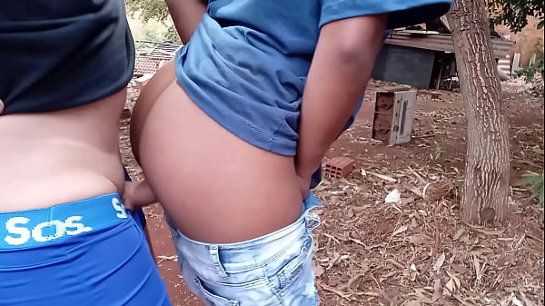 Enquanto a corna cozinha, Eu fodo a cunhadinha. gravida no mato