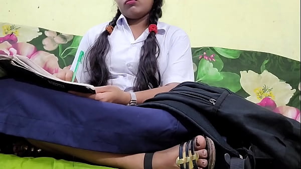 18 साल की फुल जैसी लड़की ने होमवर्क पूरा नही किया तो टीचर ने जबरदस्ती पकड़ कर चोदा