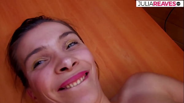 Milf makes threesome in her living room